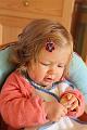 2013-12-14 Zelie mange du pain, les garcons decore le sapin 007